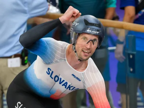 Na snímke slovenský reprezentant v paracyklistike Jozef Metelka sa raduje zo zisku zlatej medaily vo finále v stíhacích pretekoch na 4000 m na dráhe v kategórii C4.