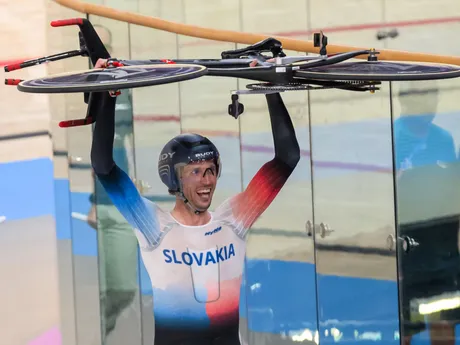 Na snímke slovenský reprezentant v paracyklistike Jozef Metelka sa raduje zo zisku zlatej medaily vo finále v stíhacích pretekoch na 4000 m na dráhe v kategórii C4.