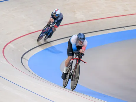 Na snímke slovenský reprezentant v paracyklistike Jozef Metelka (v popredí) vo finále v stíhacích pretekoch na 4000 m na dráhe v kategórii C4.