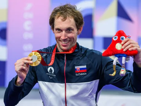 Na snímke slovenský reprezentant v paracyklistike Jozef Metelka pózuje so zlatou medailou, ktorú získal vo finále v stíhacích pretekoch na 4000 m na dráhe v kategórii C4.