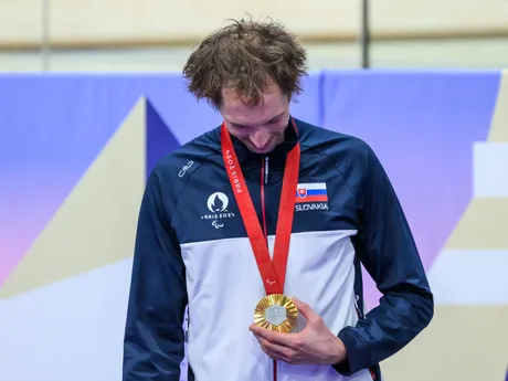 Na snímke slovenský reprezentant v paracyklistike Jozef Metelka pózuje so zlatou medailou, ktorú získal vo finále v stíhacích pretekoch na 4000 m na dráhe v kategórii C4.