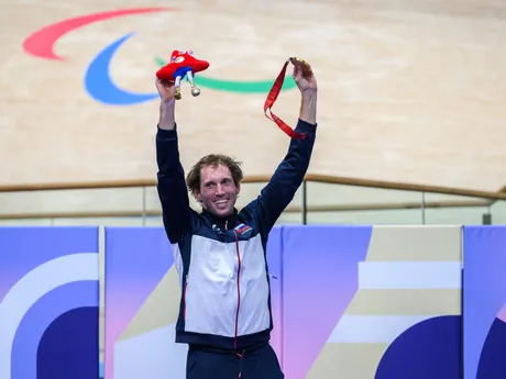 Na snímke slovenský reprezentant v paracyklistike Jozef Metelka pózuje so zlatou medailou, ktorú získal vo finále v stíhacích pretekoch na 4000 m na dráhe v kategórii C4.