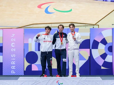 Na snímke slovenský reprezentant v paracyklistike Jozef Metelka (uprostred) pózuje so zlatou medailou, ktorú získal vo finále v stíhacích pretekoch na 4000 m na dráhe v kategórii C4.