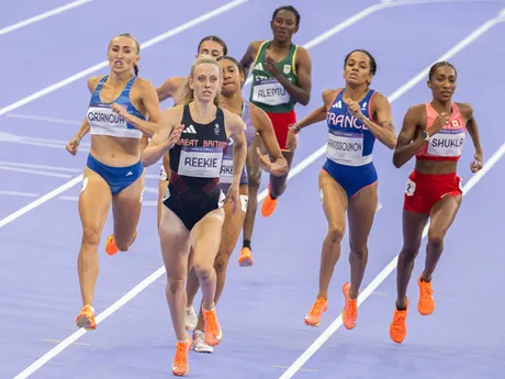 Gabriela Gajanová v rozbehu na 800 m na OH 2024 v Paríži.