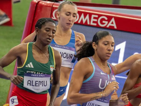 Gabriela Gajanová v rozbehu na 800 m na OH 2024 v Paríži.