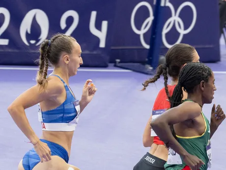 Gabriela Gajanová v rozbehu na 800 m na OH 2024 v Paríži.