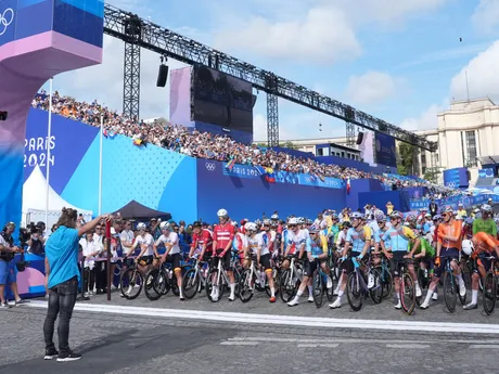 Slovenský reprezentant v cestnej cyklistike Lukáš Kubiš počas pretekov s hromadným štartom na OH 2024. 