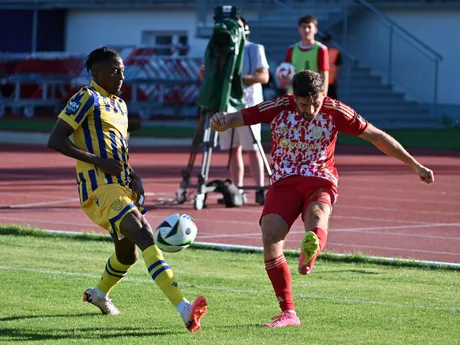 Yhoan Many (vľavo) a Timotej Záhumenský v zápase MFK Dukla Banská Bystrica - DAC Dunajská Streda v 3. kole Niké ligy.