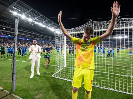 Dominik Takáč ďakuje fanúšikom po zápase Slovan - Midtjyllad