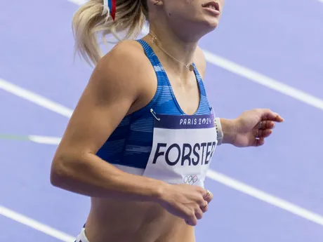 Viktória Forster v cieli rozbehov na 100 m cez prekážky na OH v Paríži 2024.