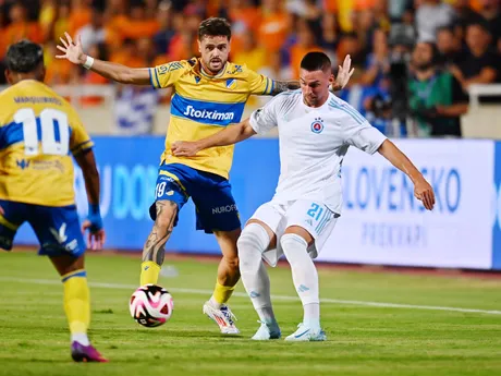 Na snímke sprava Róbert Mak (ŠK Slovan Bratislava) a Xavi Quintilla (APOEL Nikózia) v odvetnom zápase 3. predkola Ligy majstrov APOEL Nikózia - ŠK Slovan Bratislava.