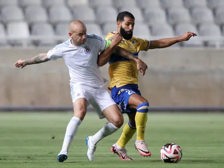 Na snímke vľavo kapitán ŠK Slovan Bratislava Vladimír Weiss ml. v odvetnom zápase 3. predkola Ligy majstrov APOEL Nikózia - ŠK Slovan Bratislava.