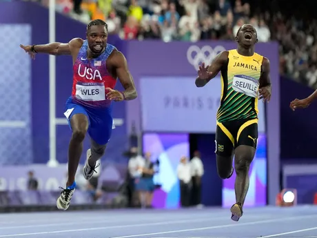 Americký atlét Noah Lyles sa raduje zo zisku zlatej medaily v behu na 100 m na OH v Paríži.