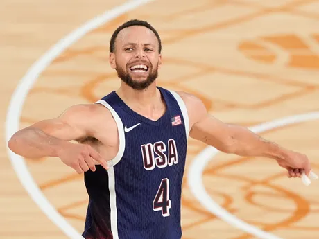 Stephen Curry (4) v basketbalovom finále Francúzsko - USA na OH 2024 v Paríži.