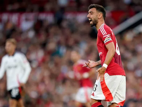 Futbalisti Manchestru United Bruno Fernandes v zápase Manchester United - Fulham FC v 1. kole Premier League.