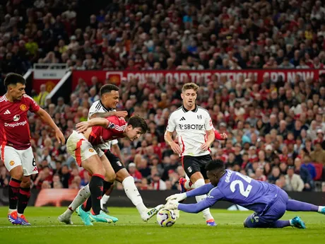 Joshua Zirkze strieľa gól v zápase Manchester United - Fulham FC v 1. kole Premier League.