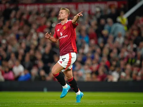 Obranca Matthijs de Ligt debutuje v drese Manchestru United v zápase Manchester United - Fulham FC v 1. kole Premier League.