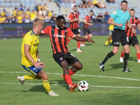 Lukáš Šimko (vľavo) a Philip Elayo Azango v zápase MFK Zemplín Michalovce - FC Spartak Trnava.