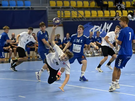 Richard Stovíček (Slovensko) strieľa na bránu v prvom zápase B-skupiny Slovensko - Fínsko na ME B-kategórie hráčov do 18 rokov v hádzane.