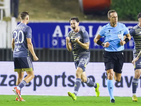 Hráč MFK Ružomberok Matej Madleňák (druhý zľava) sa teší z úvodného gólu v odvetnom zápase 3. predkola Európskej konferenčnej ligy (EKL).