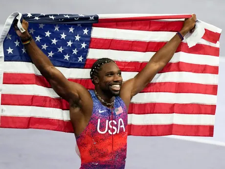 Americký atlét Noah Lyles sa raduje zo zisku zlatej medaily v behu na 100 m na na OH v Paríži.