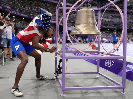 Americký atlét Noah Lyles sa raduje zo zisku zlatej medaily v behu na 100 m na OH v Paríži.