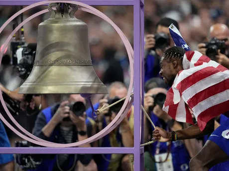 Americký atlét Noah Lyles sa raduje zo zisku zlatej medaily v behu na 100 m na OH v Paríži.