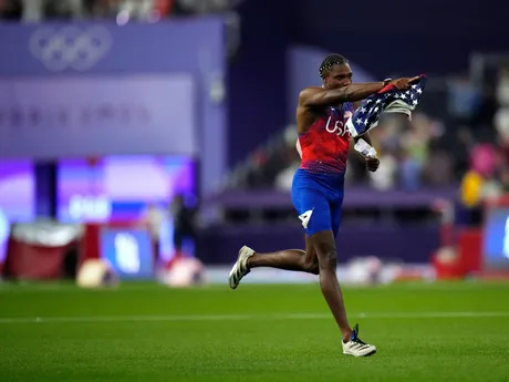 Americký atlét Noah Lyles sa raduje zo zisku zlatej medaily v behu na 100 m na OH v Paríži.