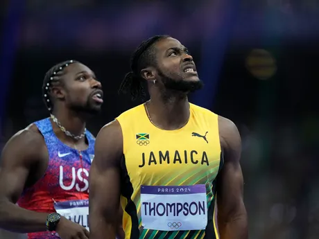 Jamajčan Kishane Thompson a Američan Noah Lyles po finále v behu na 100 m na OH v Paríži.