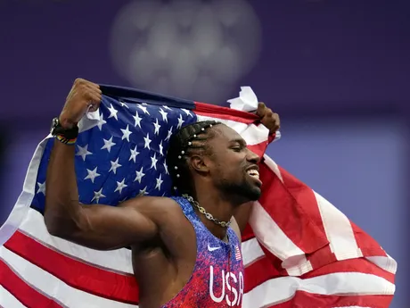 Americký atlét Noah Lyles sa raduje zo zisku zlatej medaily v behu na 100 m na OH v Paríži.