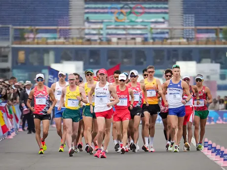 Momentka z pretekov maratónskej chôdze zmiešaných štafiet na OH 2024. 