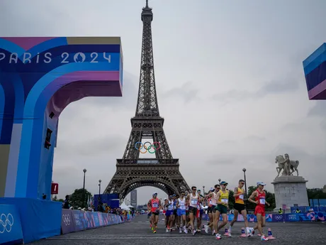 Momentka z pretekov maratónskej chôdze zmiešaných štafiet na OH 2024. 