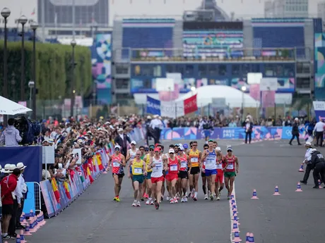 Momentka z pretekov maratónskej chôdze zmiešaných štafiet na OH 2024. 