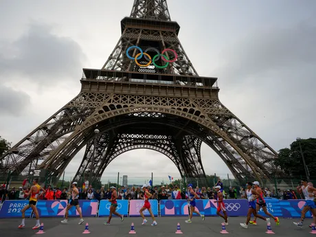 Momentka z pretekov maratónskej chôdze zmiešaných štafiet na OH 2024. 