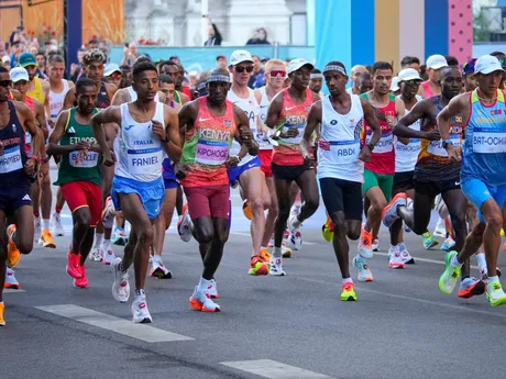 Atléti počas maratónu mužov na OH v Paríži 2024.