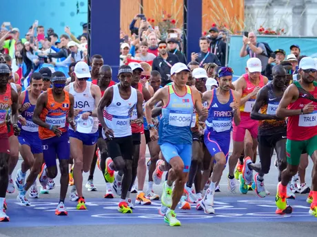 Atléti počas maratónu mužov na OH v Paríži 2024.