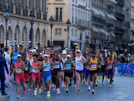 Atléti počas maratónu mužov na OH v Paríži 2024.