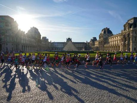 Na snímke atléti bežia okolo múzea Louvre počas maratónu mužov na OH v Paríži 2024.