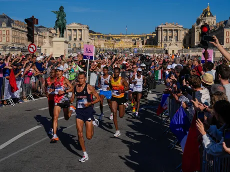 Atléti počas maratónu mužov na OH v Paríži 2024.