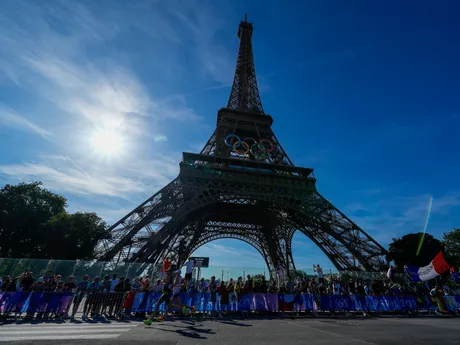 Na snímke atléti bežia okolo Eiffelovej veže počas maratónu mužov na OH v Paríži 2024.