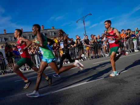 Atléti počas maratónu mužov na OH v Paríži 2024.