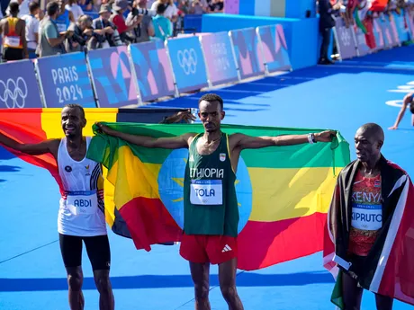 Zľava druhý Bashir Abdi, víťaz Tamirat Tola a Benson Kipruto v cieli maratónu mužov na OH v Paríži 2024.