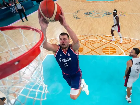 Nikola Jokič počas zápasu USA - Srbsko v semifinále basketbalového turnaja na OH 2024 v Paríži.