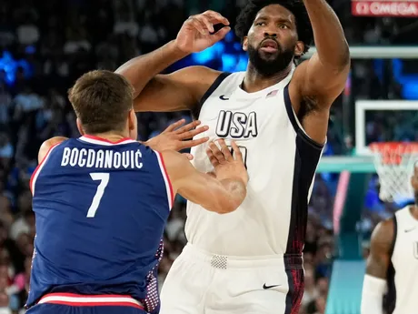 Joel Embiid (USA) a Bogdan Bogdanovič (Srbsko) počas zápasu USA - Srbsko v semifinále basketbalového turnaja na OH 2024 v Paríži.