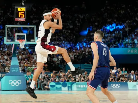 Devin Booker (USA) a Ognjen Dobrič (Srbsko) počas zápasu USA - Srbsko v semifinále basketbalového turnaja na OH 2024 v Paríži.