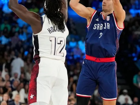 Filip Petrusev (Srbsko) Jrue Holiday (USA) počas zápasu USA - Srbsko v semifinále basketbalového turnaja na OH 2024 v Paríži.