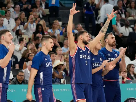 Hráči Srbska na striedačke počas zápasu USA - Srbsko v semifinále basketbalového turnaja na OH 2024 v Paríži.