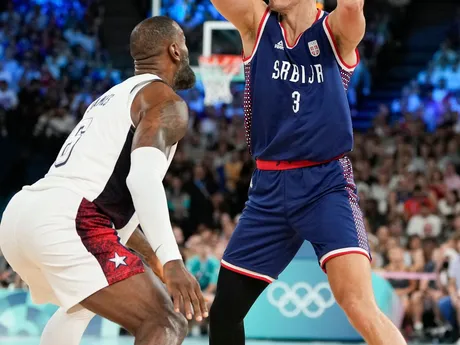 Filip Petrusev (Srbsko) a LeBron James (USA) počas zápasu USA - Srbsko v semifinále basketbalového turnaja na OH 2024 v Paríži.