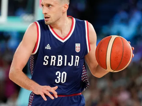 Aleksa Avramovič (Srbsko) počas zápasu USA - Srbsko v semifinále basketbalového turnaja na OH 2024 v Paríži.