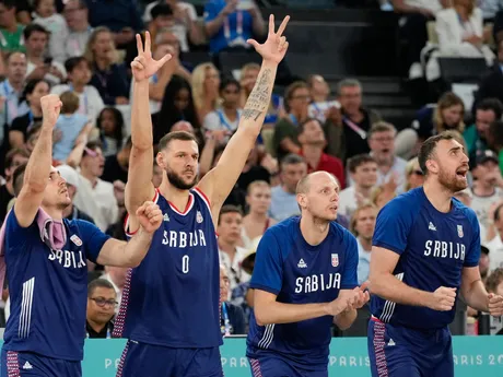 Momentka zo zápasu USA - Srbsko v semifinále basketbalového turnaja na OH 2024 v Paríži.